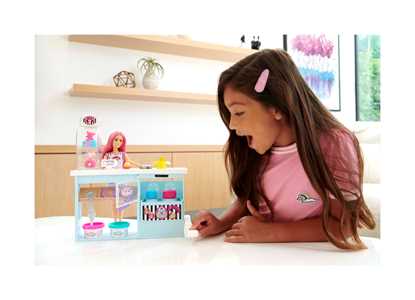 Giocattolo Barbie Pasticceria - Playset con Bambola e Postazione da Pasticceria - Bambola da 30 cm - Oltre 20 Accessori per Dolci Barbie