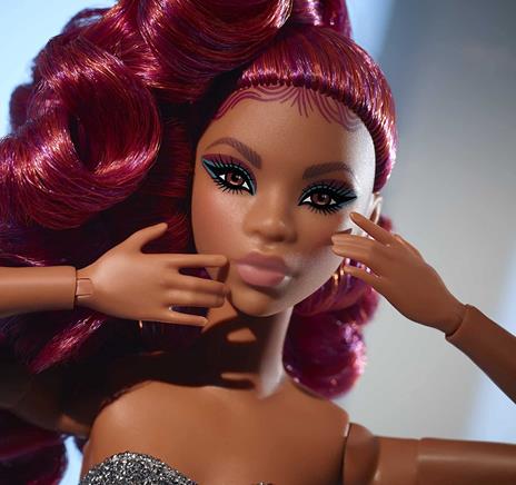 Barbie Signature - bambola dai capelli rossi, snodata, con gonna e top glitterati - 3