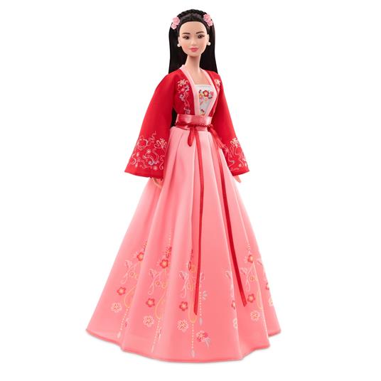 Barbie - Signature Lunar New Year, Bambola Barbie da collezione con  camicetta e gonna ricamata, include accessori