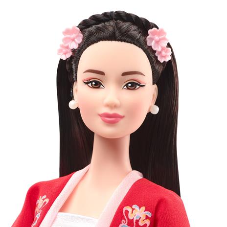 Barbie - Signature Lunar New Year, Bambola Barbie da collezione con  camicetta e gonna ricamata, include accessori - Barbie - Bambole Fashion -  Giocattoli