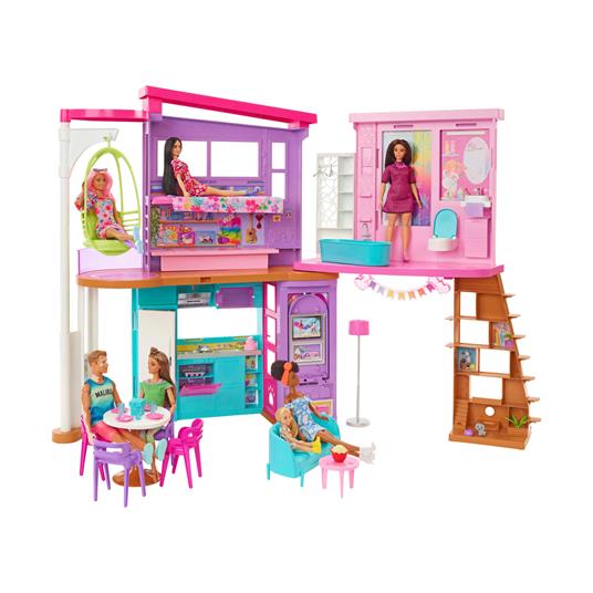 Barbie - Barbie Casa di Malibu 106 cm playset casa delle bambole con 2 piani,  6 stanze, ascensore altalena e più di 30 pezzi - Barbie - Bambole Fashion -  Giocattoli | IBS