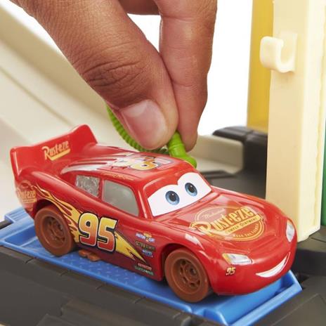 Cars - Corsa a Radiator Springs Playset con contenitore, con oltre 20 pezzi include veicolo Saetta McQueen - 16