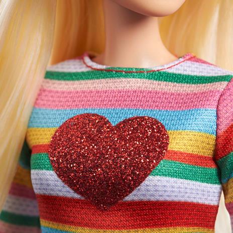 Barbie - Barbie Siamo in Due Barbie "Malibu" Roberts, bambola bionda con maglia arcobaleno, gonna di jeans e scarpe - 4