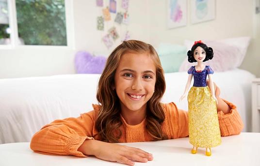 Disney princess  biancaneve bambola snodata, con capi e accessori scintillanti ispirati al film disney - 2