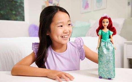 Disney princess  ariel bambola snodata, con capi e accessori scintillanti ispirati al film disney - 2