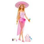 ?Barbie Movie - Barbie bambola bionda con costume da bagno rosa e bianco, cappello da sole, tote bag e accessori da spiaggia