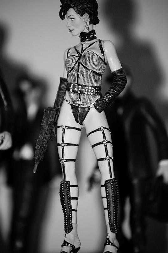 Sin City Action Figure Gail Black & White + Uzi Handcuffs - 4