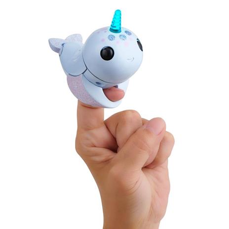 WowWee Fingerlings Light Up Narwhal- Nori (blue) giocattolo interattivo