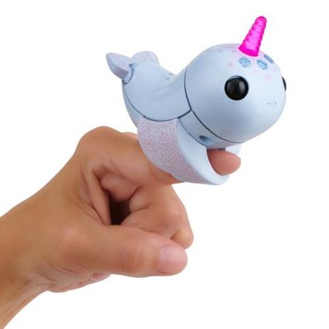 WowWee Fingerlings Light Up Narwhal- Nori (blue) giocattolo interattivo - 4