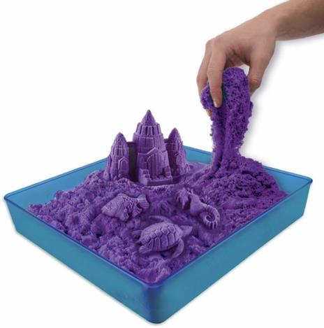 Kinetic Sand | Playset Castelli di Sabbia | Sabbia cinetica con vaschetta | Sabbia magica | Sabbia colorata a sorpresa 454gr | 3 formine incluse | Giocattoli per bambini e bambine 3 anni - 3