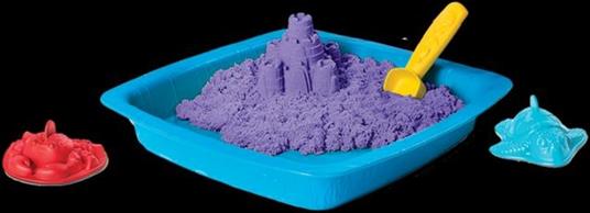Kinetic Sand | Playset Castelli di Sabbia | Sabbia cinetica con vaschetta | Sabbia magica | Sabbia colorata a sorpresa 454gr | 3 formine incluse | Giocattoli per bambini e bambine 3 anni - 5