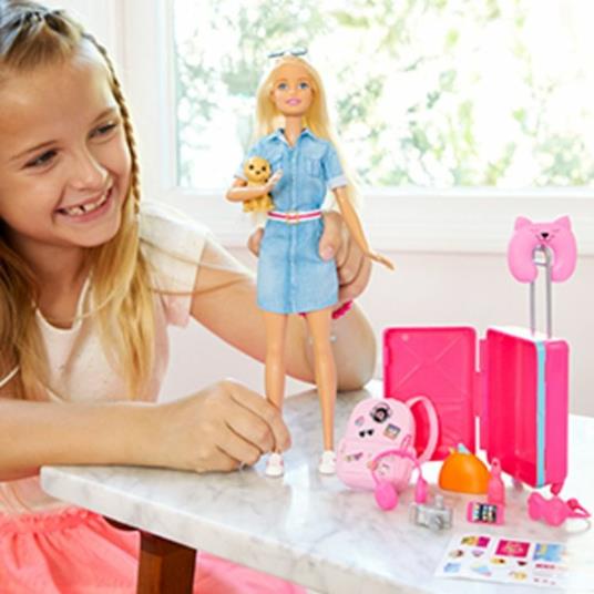 Barbie in Viaggio, Bambola Bionda con Cucciolo, Valigia che si Apre,  Adesivi e Accessori, Giocattolo per Bambini 3 + Anni, FWV25 - Barbie -  Bambole Fashion - Giocattoli