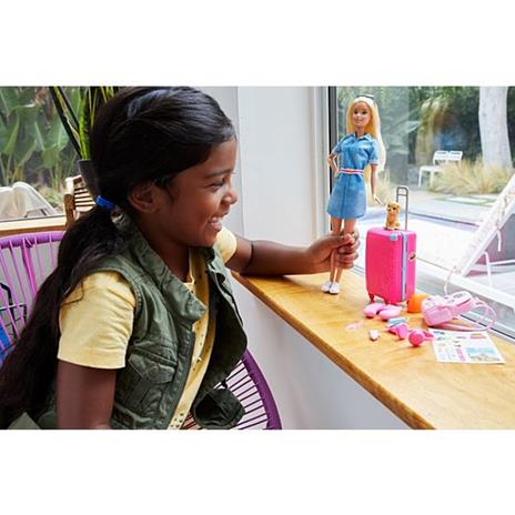 Barbie in Viaggio, Bambola Bionda con Cucciolo, Valigia che si Apre,  Adesivi e Accessori, Giocattolo per Bambini 3 + Anni, FWV25 - Barbie -  Bambole Fashion - Giocattoli