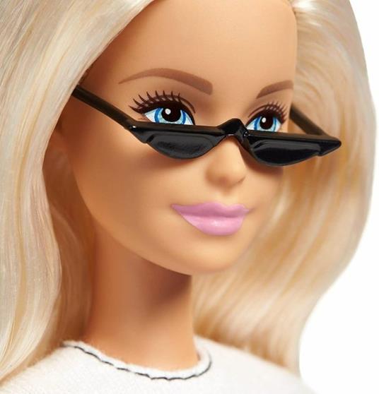 Barbie Fashionistas Bambola Bionda con T Shirt, Gonna, Scarpe e