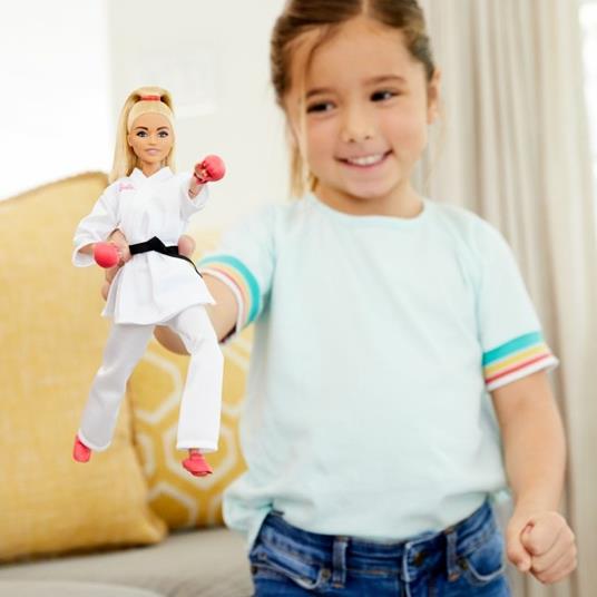 Barbie Carriere Giochi Olimpici Tokyo 2020, Bambola con Kimono da Karate e Accessori Giocattolo per Bambini 3+ Anni, GJL74 - 5