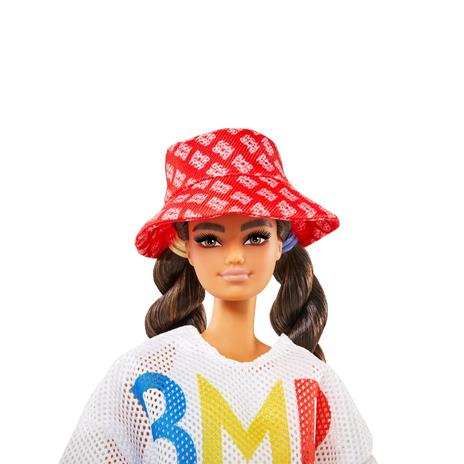 Barbie-BMR1959 Bambola Mora con Cappello, Maglietta con Stampa, Pantaloni a Scacchi e Stivaletto. Mattel (GNC48) - 5