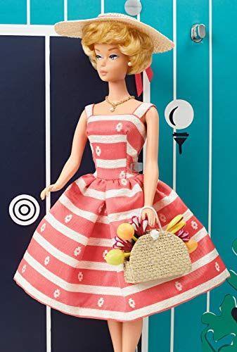 Barbie Casa dei Sogni Vintage  Riproduzione del 1962 con Bambola 3 Abiti e Accessori da Collezione GNC38 - 3