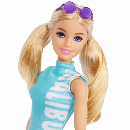 Barbie Bambola Fashionista Bionda con Canottiera, Occhiali da sole e Abiti alla Moda,Giocattolo per Bambini 3+Anni,GRB50 - 4