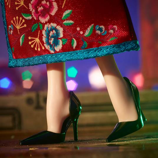 Barbie Signature Capodanno lunare, bambola castana con abito cheongsam in raso rosso e accessori. Mattel (GTJ92) - 6