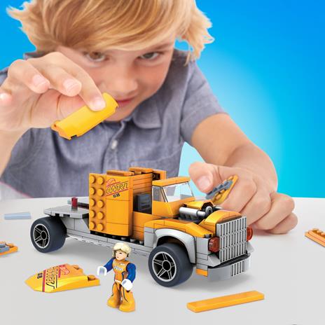 Mega Construx Hot Wheels Camion Trasportatore, set di costruzioni con 355 mattoncini. Mattel (GYG66) - 2