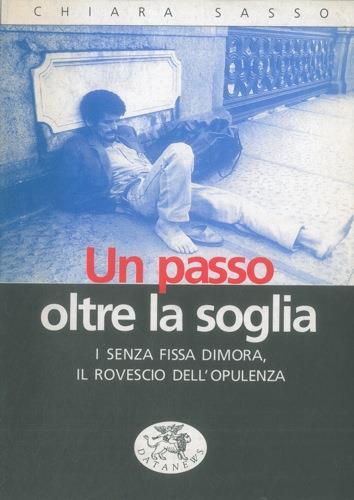 Un passo oltre la soglia. I senza fissa dimora, il rovescio dell'opulenza - Chiara Sasso - copertina