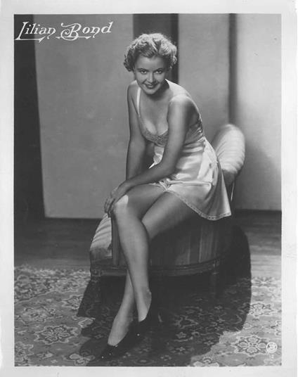 Grande fotografia originale in bianco e nero con l'attrice in sottoveste - Lilian Bond - copertina