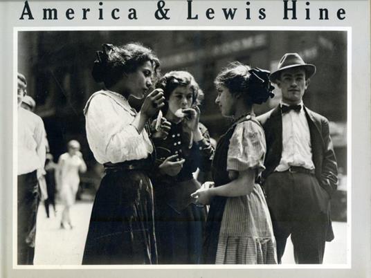 America & Lewis Hine. Photographs 1904 1940. Foreword by Walter Rosenblum. Biographical Notes by Naomi Rosenblum. Essay by Alan Trachtenberg. Design by Marvin Israel - Lewis Hine - copertina