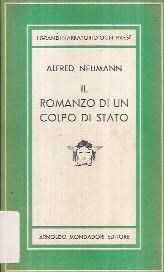 Concetto di storia scioccante. Coppia in amore leggere libro antico, sfondo  scuro. Facce stupiti di coppia nascosto da vecchio libro disordinato.  L'uomo e la donna hanno trovato informazioni scioccanti nel vecchio notebook