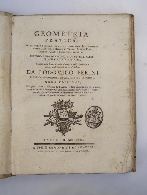 Geometria pratica, in cui oltre i Principj di essa, vi sono molti insegnamenti intorno alle varie Misure di Terra, Acque, Fieni, Pietre, Grani, Fabbriche, ed altro. Nona edizione nella quale. si sono aggiunte per la prima volta. curiose pratiche, e p - Lodovico Perini - copertina