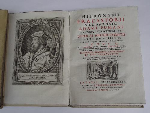 Hieronymi Fracastorii veronensis, Adami Fumani canonici veronensis, et Nicolai Archii comitis Carminum editio II. Mirum in modum locupletior, ornatior, & in II. tomos distributaIn hoc italicae Fracastorii epistolae adjectae, nunc primum summo studio - copertina