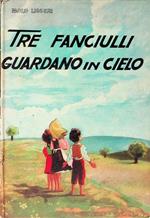 Tre fanciulli guardano in cielo