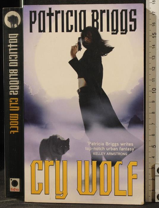 Cry wolf - Cry wolf di: Patricia Briggs - copertina