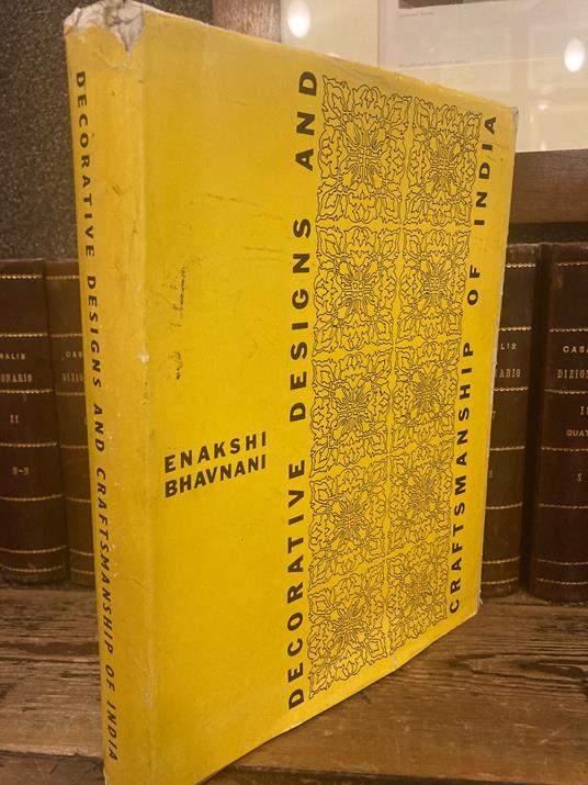 Decorative Designs and Craftmanship of India. With over 10,001 designs and motifs from the crafts of India. Foreword by Kamaladevi Chattopadhyaya - copertina