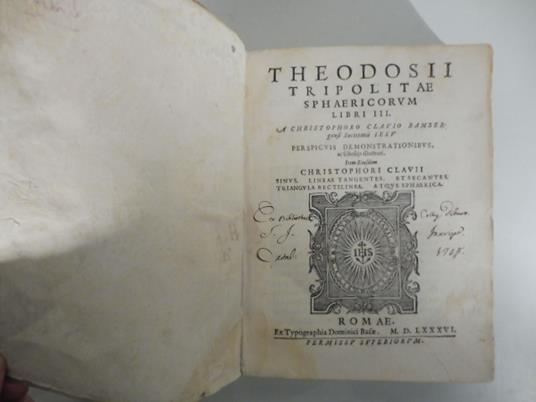 Theodosii Tripolitae Sphaericorum libri III A Christophoro Clavio... perspicuis demonstrationibus, ac scholijs illustrati Item eiusdem Christophori Clavii Sinus lineae tangentes et secantes triangula rectilinea atque sphaerica - copertina