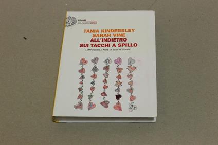 All'indietro sui tacchi a spillo. L'impossibile arte di essere donne - Tania Kindersley - copertina