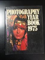 Sanders John. Phootgraphy year book 1975. Fountain Press 1975