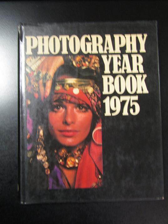 Sanders John. Phootgraphy year book 1975. Fountain Press 1975 - copertina