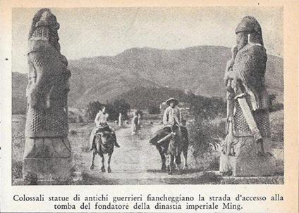 Colossali statue di antichi guerrieri lungo la strada alla tomba Ming (Cina). Stampa 1934 - copertina