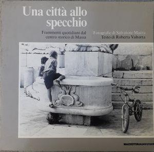 Una Città allo specchio-Frammenti centro storico di Massa 1986 - Salvatore Mazza - copertina