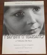 i bambini di guardano