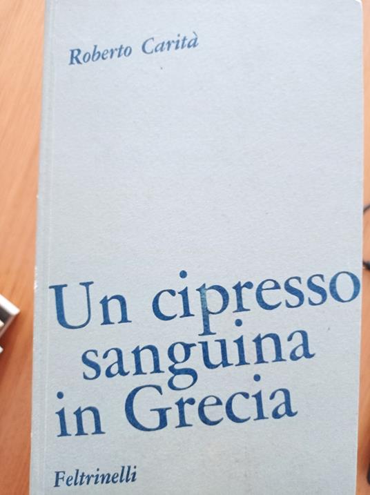 Un cipresso sanguina in Grecia - Roberto Carità - copertina