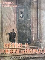 Dietro il portone di bronzo