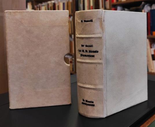 De' secreti del R. D. Alessio Piemontese. Parti Quattro. Nuouamente ristampati, e da molti errori ricorretti. Con quattro tauole copiosissime per trouare i rimedij con ogni facilità. Riproduzione anastatica dell'edizione: Venezia : presso Biagio Mald - Girolamo Ruscelli - copertina