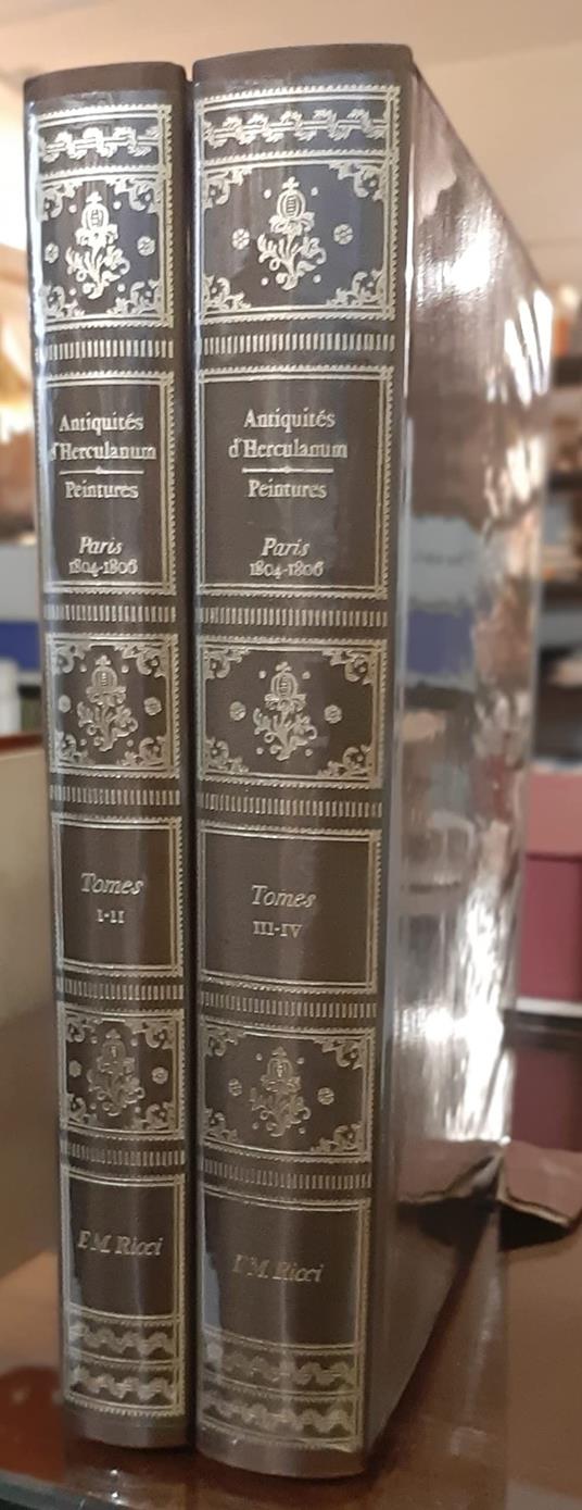 Antiquités d'Herculanum, gravées par Th. Piroli. Disponiamo dei tomi I-IV legati in due divisi I-III peintures tome IV bronzes. Ristampa anastatica dell'edizione di Parigi del 1805 - copertina