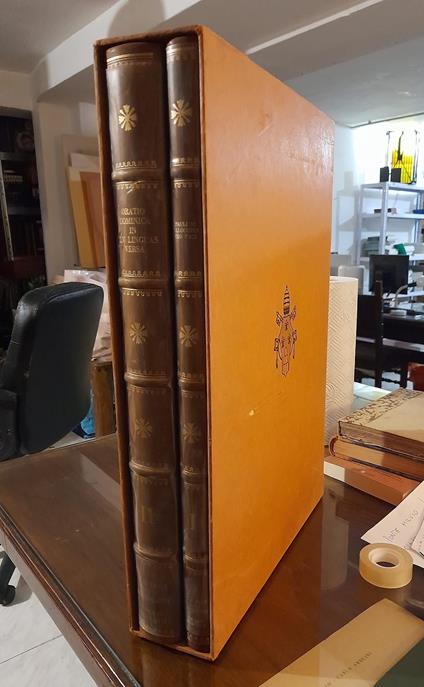 Oratio Dominica: vol.1° Pauli VI allocutio pro pace - vol. 2° Oratio Dominica in CLV linguas versa et exoticis characteribus plerumque expressa. prefazione di Bodoni in francese, italiano e latino, dedica al Principe Eugenio Beauharnais. Ristampa f - copertina