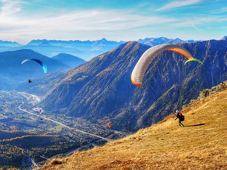 SMARTBOX - Emozioni nel Canavese: 1 volo in parapendio con video per 2 - Cofanetto regalo - 6