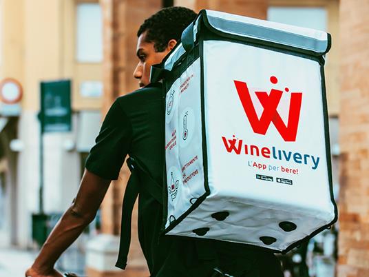 SMARTBOX - Rosso di Sera con Winelivery: scopri la Toscana con 3 bottiglie di vino a domicilio - Cofanetto regalo - 6