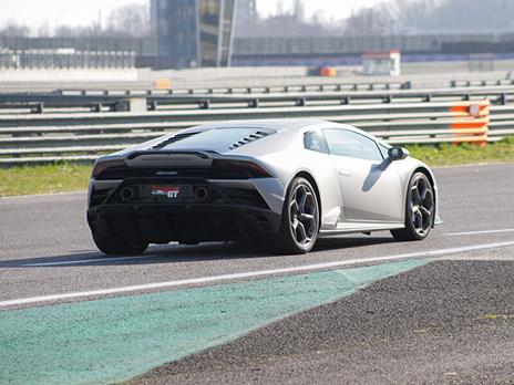 SMARTBOX - Lamborghini Huracán EVO: 3 giri di pista sul Circuito di Varano de Melegari - Cofanetto regalo - 4