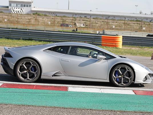 SMARTBOX - Lamborghini Huracán EVO: 3 giri di pista sul Circuito di Varano de Melegari - Cofanetto regalo - 9