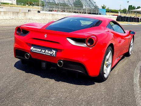 SMARTBOX - Ferrari F458 su pista: 6 giri sul Circuito di Castelletto e video a bordo - Cofanetto regalo - 3